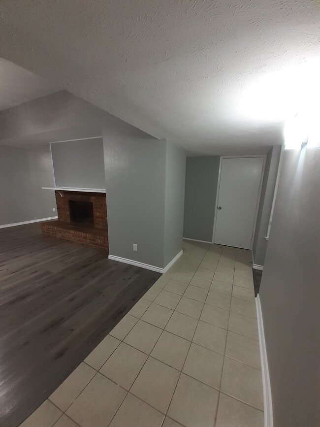 Building Photo - 9022 Millwood Dr