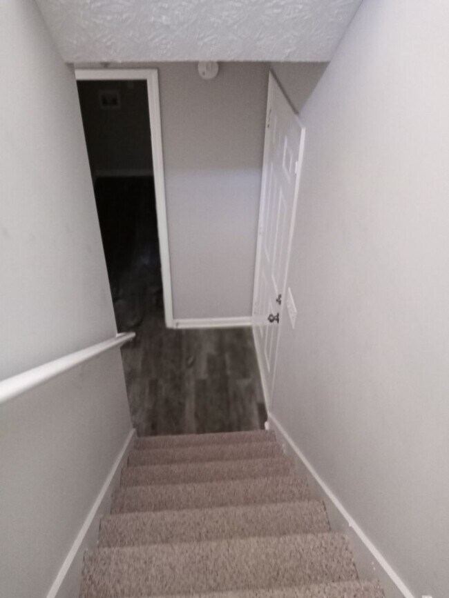 Building Photo - 3/2 with Large Bonus Room  - Split level home with large backyard