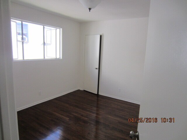 Building Photo - 1220 Havenhurst Dr