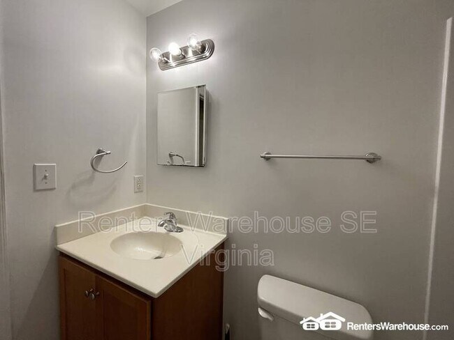 Building Photo - 500 Ashlawn Dr