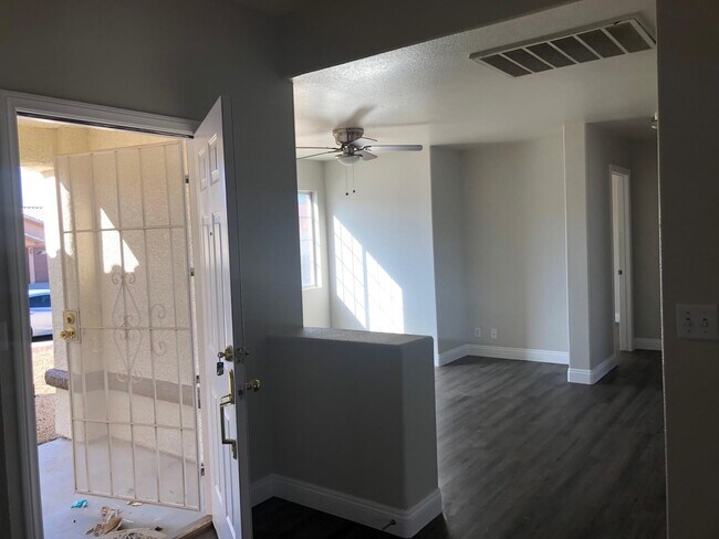 Building Photo - Showings Available NOW