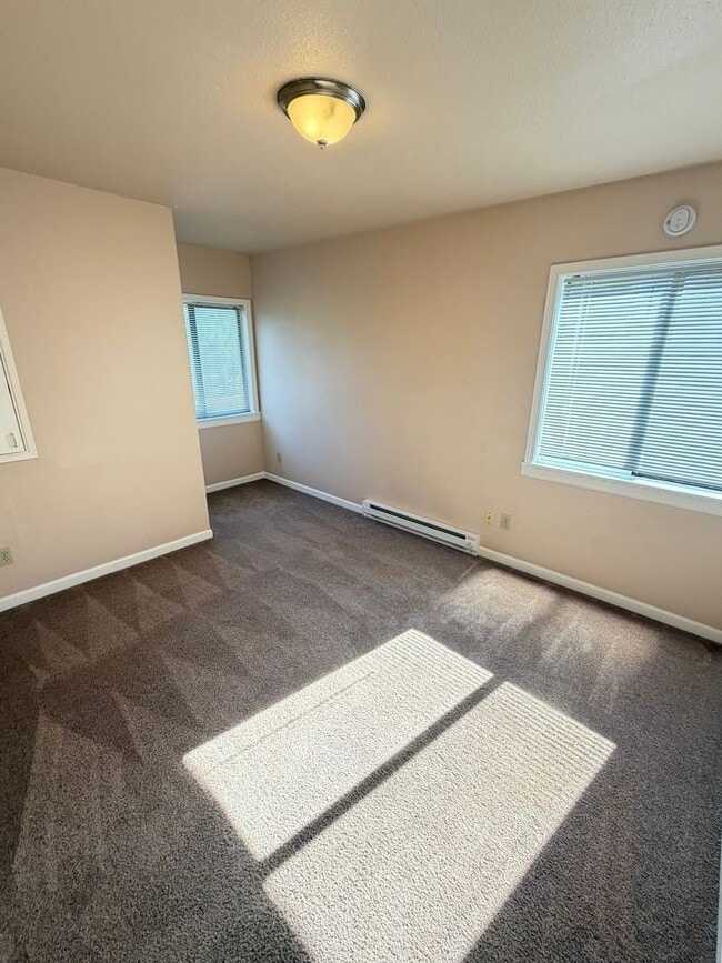 Building Photo - Newly Updated 2 Bedroom!
