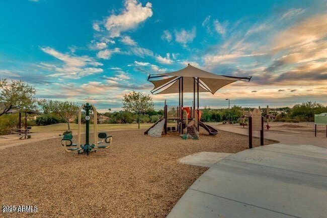 Building Photo - 2502 E Paradise Ln