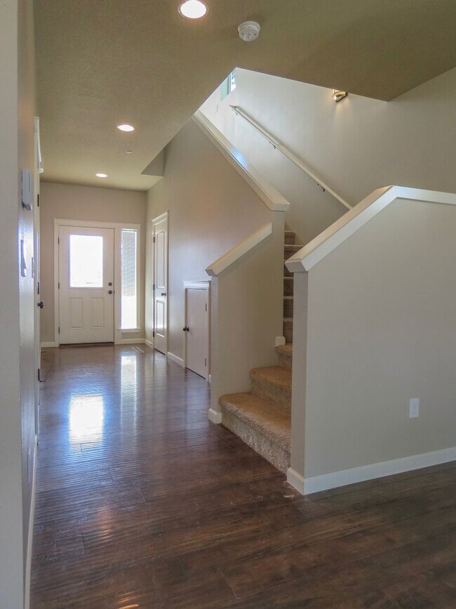 Building Photo - 3 Bedroom Corner lot Coming Soon in Carlton !