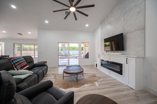 Building Photo - Sun CIty Summerlin 55+, Highly Upgraded, S...