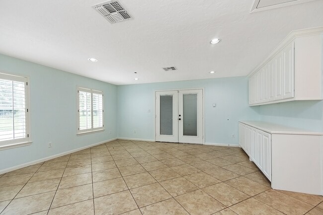 Building Photo - 5511 Greentree Dr