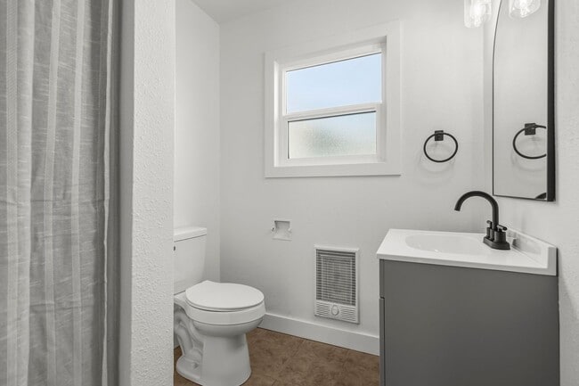 Building Photo - NEWLY RENOVATED 1 BED/1 BATH WITH FENCED BACKYARD