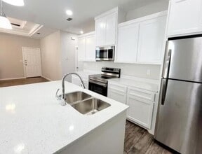 Building Photo - 1308 Petri Dr