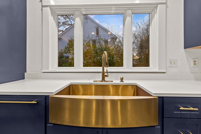 Building Photo - 1502 Tryon Rd