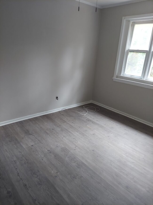 Building Photo - Left Side of Duplex