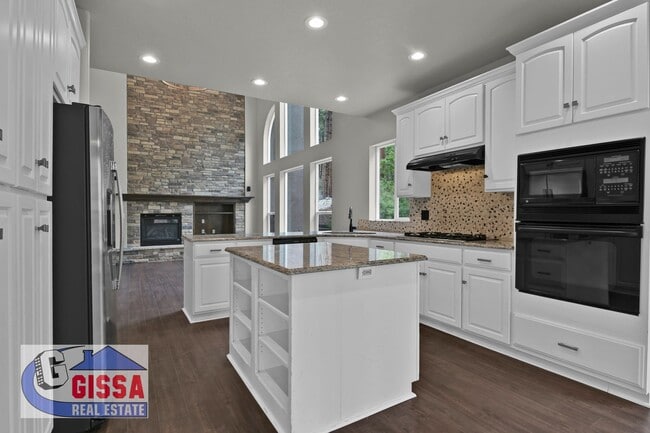 Building Photo - Beautiful home with 7 bedrooms, 5 1/2 bath...