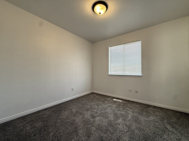 Building Photo - 5601 4015 W