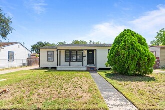 Building Photo - 3 BEDROOM 2 BATH WITH BACK APARTMENT