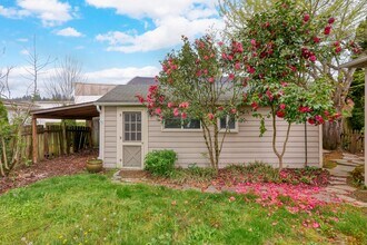 Building Photo - Cozy Studio in West Linn