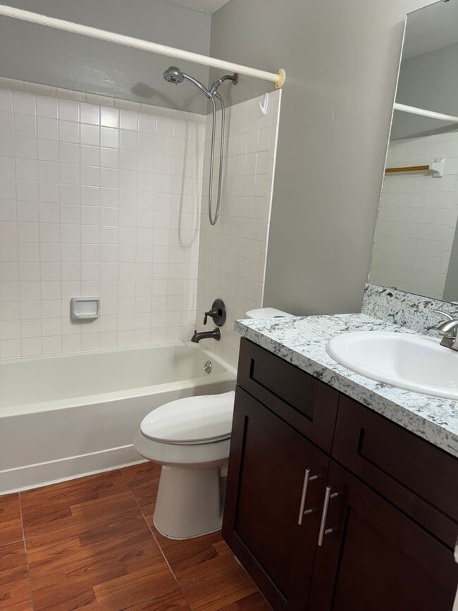 Building Photo - Spacious 3 bedroom, 2 bathrooms multiplex unit.