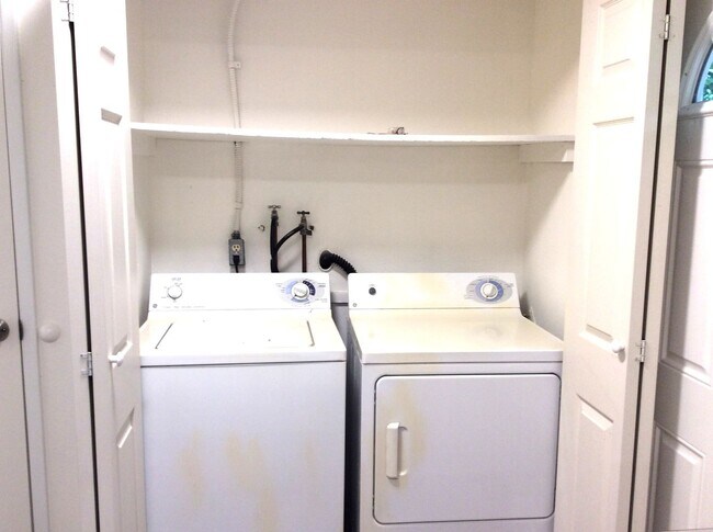 Building Photo - Charming 2 BDRM, 1 BATH Duplex - Universit...