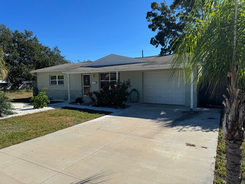 Building Photo - 438 80th Ave N