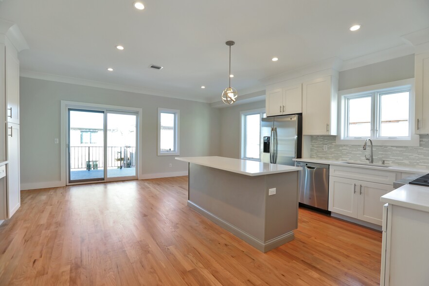 Building Photo - 463 Roff Ave