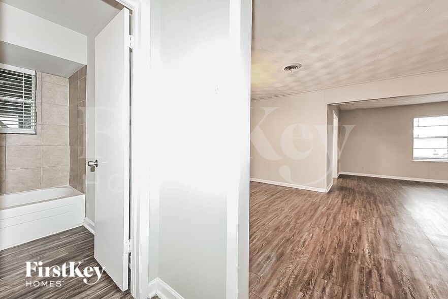 Building Photo - 3825 Tolbert St