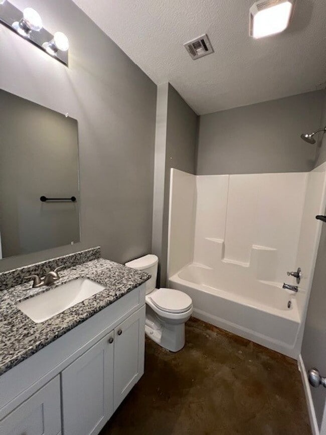 Building Photo - 2 Bedroom 1 Bath Apartment