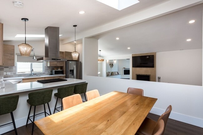 Building Photo - Contemporary Birdland Residence