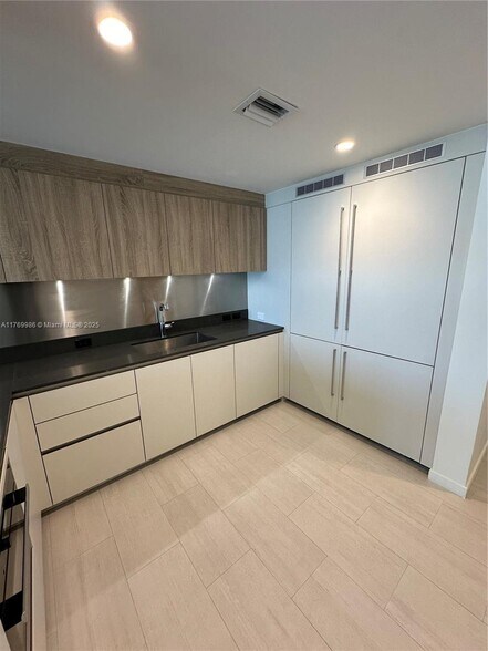 Building Photo - 1000 Brickell Plz