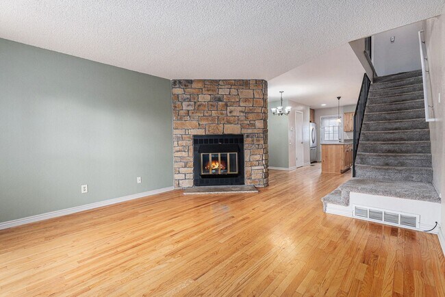 Building Photo - 3 Bedroom 2 Bathroom End Unit Townhome!