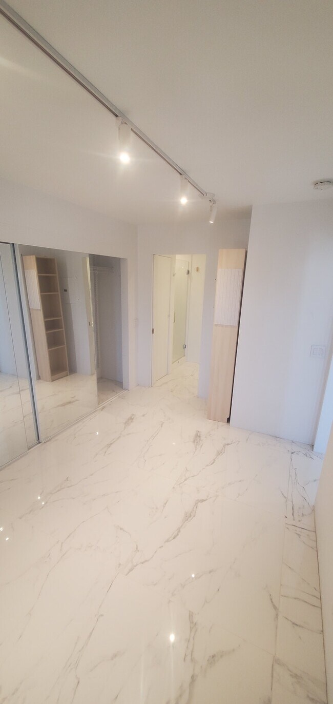 Building Photo - 705 E Balboa Blvd