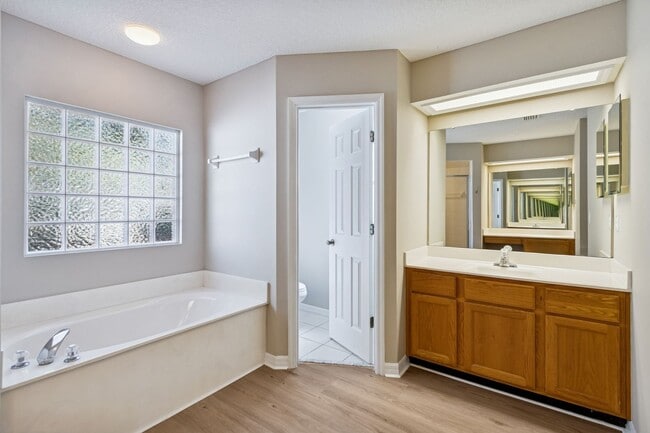 Building Photo - Central Island, 4 Bedroom + Office