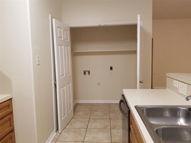 Building Photo - 2928 Thrushwood Dr