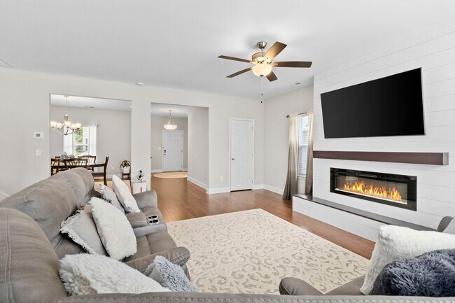 Building Photo - 6508 Satjanon Dr