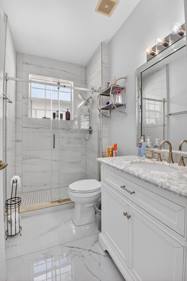 Building Photo - 6247 Heliconia Rd