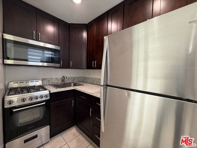 Building Photo - 2400 Vanderbilt Ln