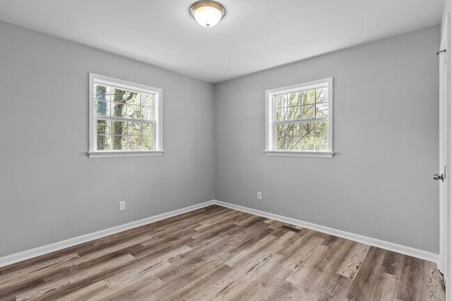 Building Photo - Charming Ranch