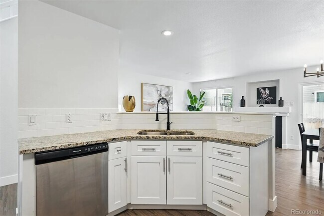 Building Photo - Beautiful, updated, spacious unit!