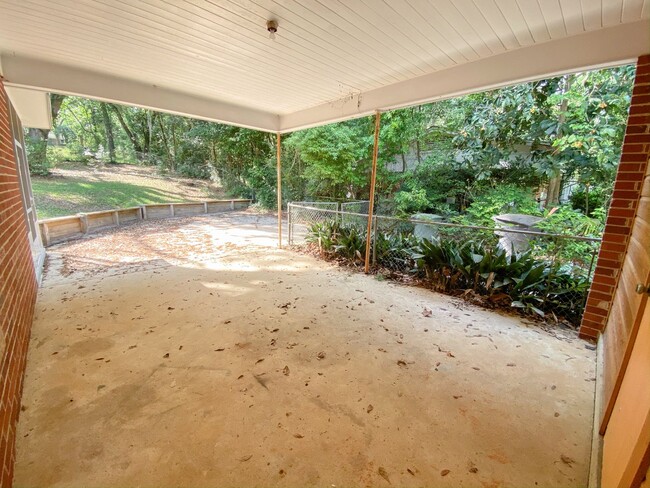 Building Photo - Beautiful Brick Home Off W. Tharpe Street ...