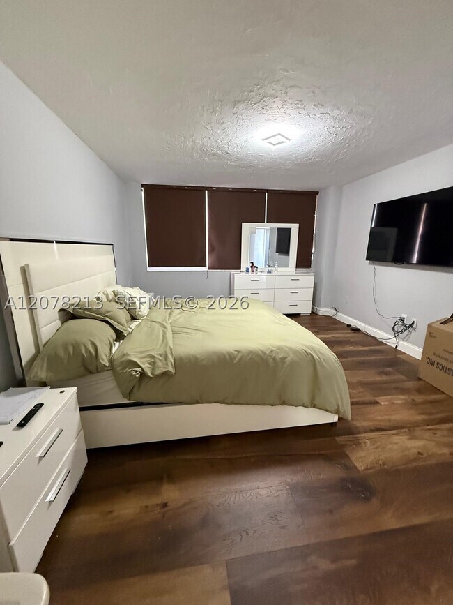 Building Photo - 1351 NE Miami Gardens Dr