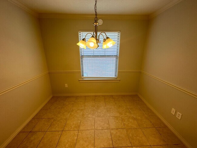 Building Photo - 2 BED 2 BATH TOWNHOME ON SHUTTLE ROUTE NEAR CAMPUS -  WITH POOL!