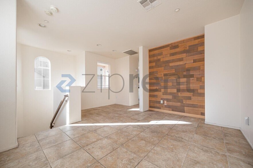 Building Photo - Unit