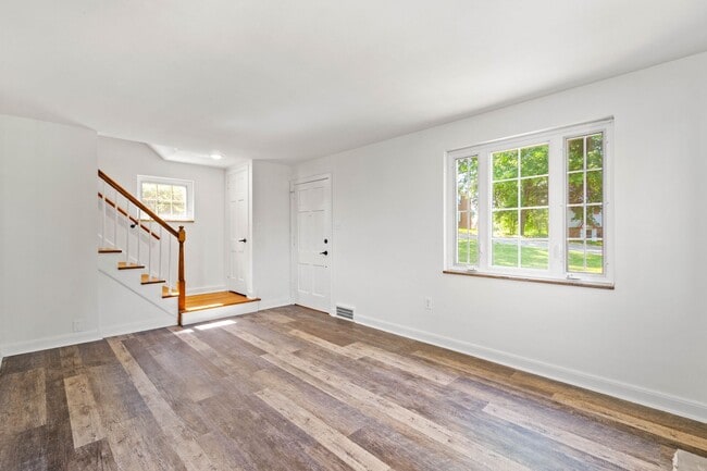 Building Photo - AVAILABLE JULY 1ST!! Don't miss this STUNNING 3 bedroom!