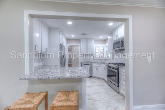 Building Photo - For Lease | Holiday Hills | $2000 Rent Ava...