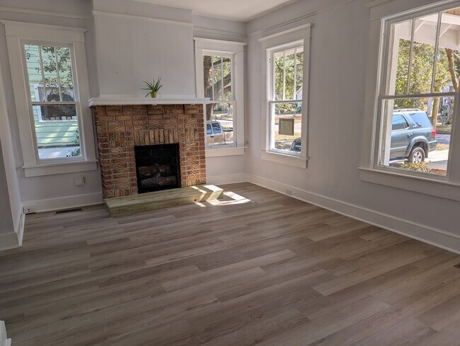 Building Photo - Old Government