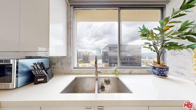 Building Photo - 2160 Century Pk E