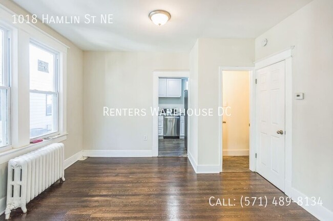 Building Photo - Newly renovated 3bd/1.5bth end unit TH Nes...