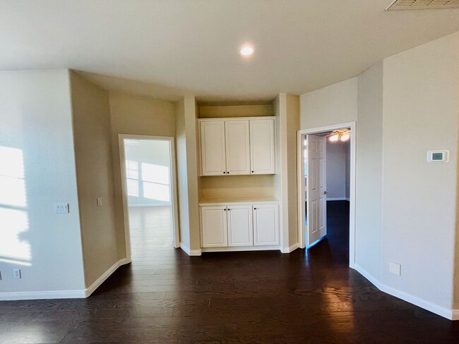 Building Photo - COMING SOON: Hardwood floors, freshly pain...