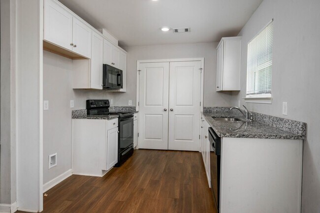 Building Photo - Nice 3 Bed 2 Bath House Available Now! Call to Schedule a Tour!