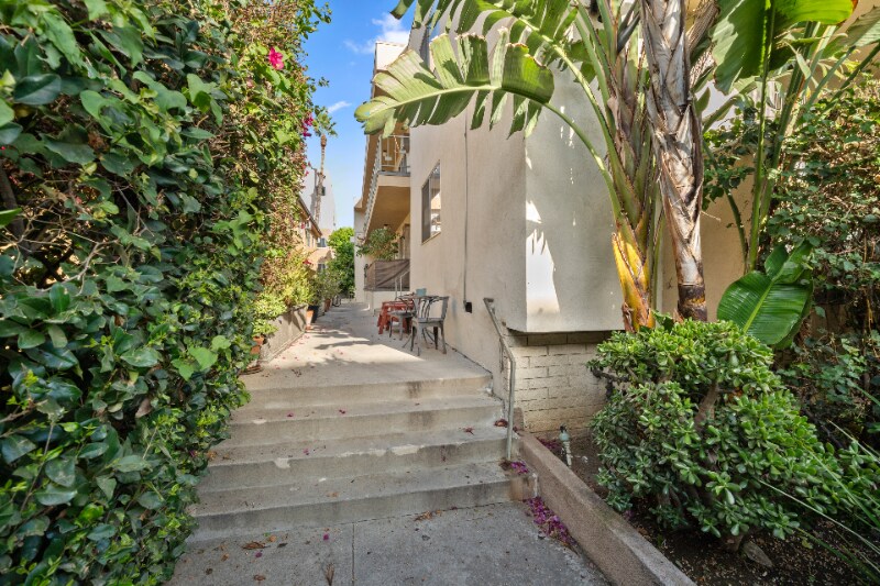 Building Photo - 1348 N Vista St
