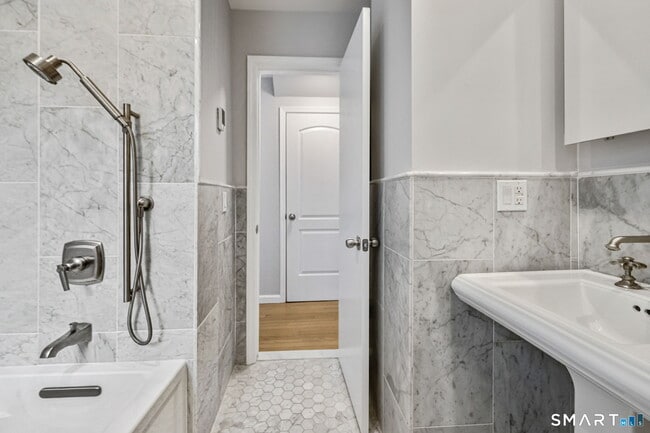 Building Photo - 5 River St