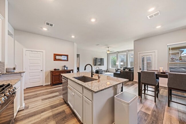 Building Photo - 1020 Highland Vista