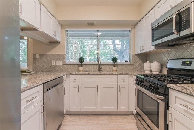 Building Photo - 10102 Missel Thrush Dr